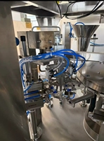 Machine de remplissage, de bouchage et de scellage automatique de sachets à bec verseur Doypack de haute qualité pour jus et liquides