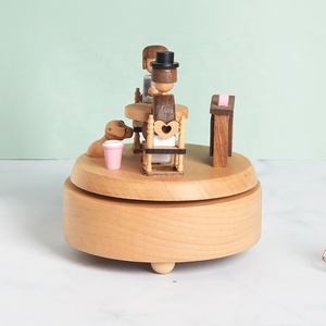 Caja de música de cuerda de madera personalizable siempre brillante Encuentro de café americano en el día de San Valentín Idea de regalo de carrusel con manivela - Product Image 2