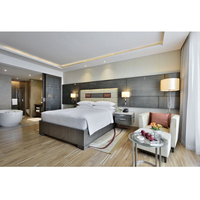 Vente de liquidation Hôtelier Marriott : Ensembles de mobilier de chambre d'hôtel modernes en bois massif pour appartements, incluant une armoire de chambre d'hôtes.