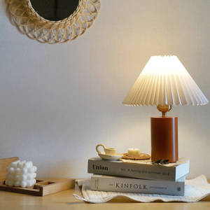 Lámpara <span class=keywords><strong>de</strong></span> Mesa LED Nórdica Retro Europea Simple y Ecológica con Pantalla <span class=keywords><strong>de</strong></span> Cono con Volantes Blancos y Base <span class=keywords><strong>de</strong></span> Madera para Dormitorio, Mesita <span class=keywords><strong>de</strong></span> <span class=keywords><strong>Noche</strong></span> - Product Image 1