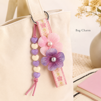 Porte-clés trèfle à quatre feuilles artificiel mignon avec pompon, breloque florale bohème pour sac, cadeau pour femmes et filles, accessoire