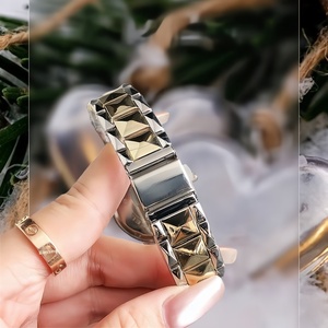 Reloj de Cuarzo para Mujer, Simple y Popular, en Oferta en <span class=keywords><strong>Shopee</strong></span> Taiwán, Diseño Casual y Versátil con Esfera de Aleación y Manecillas - Product Image 2