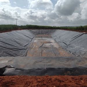 MACRO ®   Geomembrana HDPE de Alta Resistencia para Contención de Residuos, Membrana Impermeable de 2.50mm, ASTM GRI GM13, para Minería y Contención de Minerales - Product Image 4