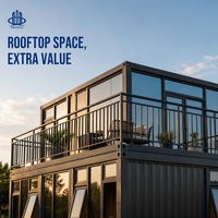 Maison mobile moderne, maison modulaire en conteneur avec façade en verre, terrasse sur le toit et escalier extérieur