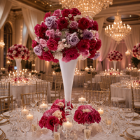 Centre de table de mariage : Grand vase trompette blanc avec roses rouges et lavande pour banquet