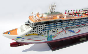 Maqueta de Barco de Crucero Norwegian Dawn, Modelo de Madera de Alta Calidad, Pintado a Mano, Estilo Náutico, Regalo Original para Decoración del Hogar - Product Image 3