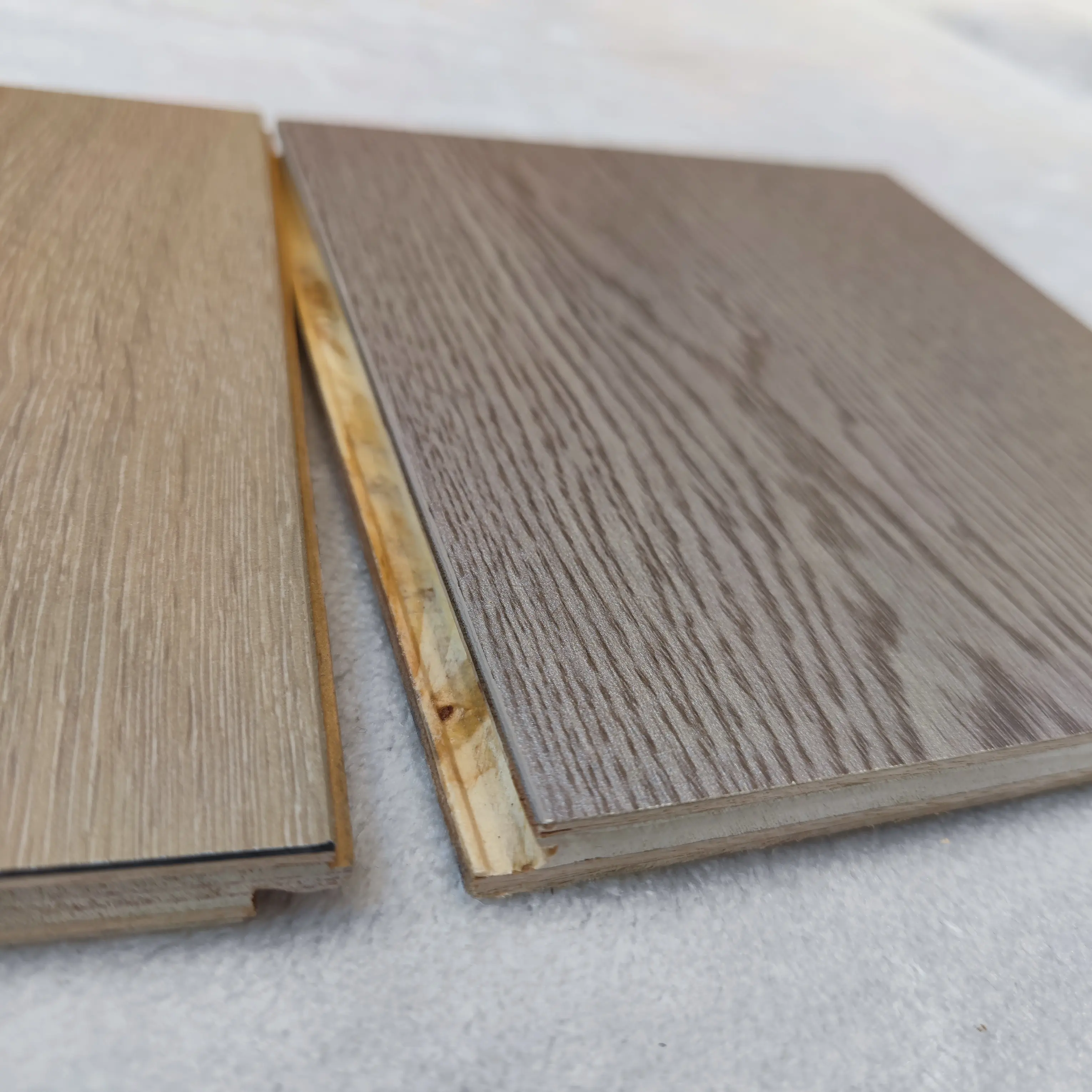 Plancher en bois d'ingénierie de chêne blanc européen à planche large