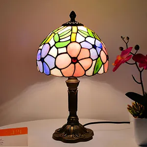 Lámpara de mesa retro vidriera pantalla lámpara de noche estilo Tiffany libélula pirámide diseño lámpara de mesa pintada a mano