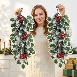 Couronne de Noël artificielle avec baies rouges et cônes de pin, décoration murale pour porte et mur - Product Image 1