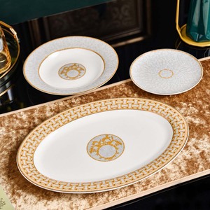 ชุดอาหารค่ำพอร์ซเลนลายนูนแบบกรีกคีย์และเหรียญตราสัญลักษณ์สีทองหรูหรา 36 ชิ้น พร้อมกล่องของขวัญหนังพรีเมียม - Product Image 3