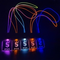USB قابل للشحن, USB قابل للشحن يتوهج في الظلام تضيء قلادة LED اسهم للحفلات الموسيقية في حفلات الزفاف