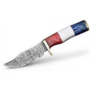 Couteau de camping extérieur personnalisé en acier Damas fait main, manche rouge, blanc et bleu, garde en laiton, pointe clip pointe. - Product Image 1