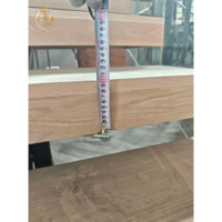 Escalier en L sur mesure en acier et bois, poutre en acier au carbone à tube carré, marches en chêne, garde-corps en verre pour escaliers intérieurs