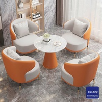 Ensemble canapé et table basse carrés en cuir PU, style luxe léger et contemporain, pour réception d'hôtel et centre d'exposition