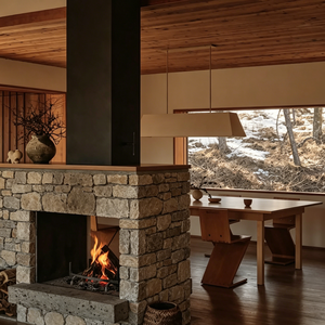 Aménagement intérieur de toute la maison avec structure en bois japonaise et mobilier sur mesure pour villa de montagne vue sur la forêt - Product Image 4