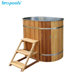 Bain de glace ovale en cèdre rouge avec revêtement en acier inoxydable, très vendu pour la récupération sportive et les spas, avec refroidisseur intégré et tabouret - Product Image 1