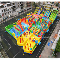 Parc d'attractions gonflable en PVC personnalisable avec château coloré de taille personnalisée, parcours d'obstacles pour une utilisation en extérieur