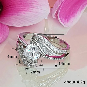 Anello di Fidanzamento Q322 per Donna in Oro Bianco con Diamante Taglio Brillante Rotondo Colore G Naturale e Pietre Laterali - Product Image 5