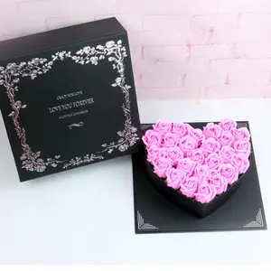 사각형 검은 종이 골 판지 장미 상자 덮여 심장 모양의 사탕 꽃 비누 선물 포장 상자