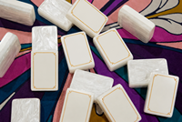 Ensemble de Mahjong de Luxe en Acrylique Floral avec Design Écologique, Tuiles Blanches Nacrées à Motifs Spirales, Cadre Doré - Cadeau de Collection pour Femmes