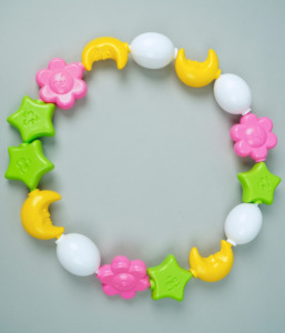 GIRNAR GALAXY LINKS Un ensemble préscolaire de 16 pièces, blocs de construction comprenant le soleil, la lune, une étoile, une planète ; à assembler pour former une chaîne. - Product Image 2