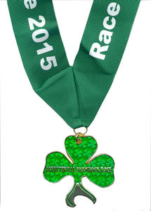 Forme de trèfle personnalisé émail translucide ouvre-bouteille style médaille en métal - Product Image 2