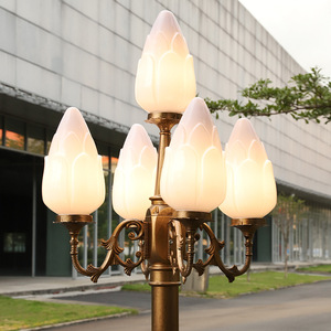 Lampadaire de jardin extérieur en fer avec abat-jour en verre, ampoule LED A19 non amovible, AC 220V, blanc chaud 2700K, IP66, détecteur de mouvement solaire - Product Image 2
