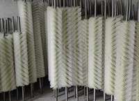 Brosse de nettoyage électrique à rouleaux pour convoyeur avec arbre en acier, taille personnalisée pour usine de ciment, charbon et mines, brosse industrielle