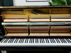 Piano Vertical Clásico Yamaha MC301, Importado de Japón, Artesanía Superior, Negro, Rendimiento Suave - Product Image 5