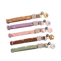 Collier pour animaux de compagnie avec clochette motif empreinte de patte, en coton et polyester, doux, réglable, avec boucle de sécurité, pour chatons, chiots et chiens de petite et moyenne taille