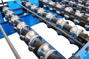 Servo-gesteuerte Schneidemaschine für Metalldächer Glasierte Dachziegel-Rollformmaschine - Product Image 4