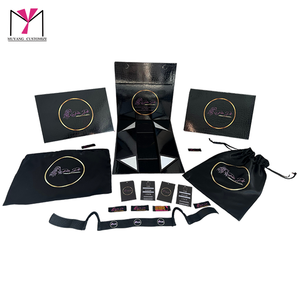 กล่องกระดาษแข็งพิมพ์ลายโลโก้แบบกำหนดเอง พร้อมถุงผ้าซาติน แถบกาว และการ์ดติดผม - Product Image 1