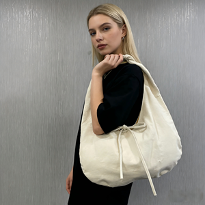 กระเป๋าโท้ทผ้าแคนวาสลายการ์ตูนโลโก้แบบกำหนดเอง ความจุเยอะ สำหรับผู้หญิง สไตล์ลำลอง คลาสสิก สายสะพายรูปพระจันทร์ เหมาะสำหรับการเดินทาง - Product Image 1