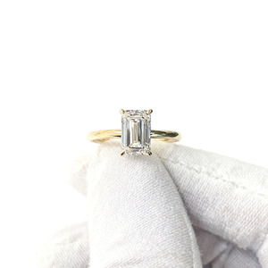 Anillo de compromiso de diamante circular único Lucine con diseño moderno y significado simbólico del anillo de compromiso de diamante circular de unidad - Product Image 1