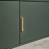 Vitrine murale de luxe vert foncé pour bijoux avec 3 niches rétroéclairées par LED et cadre doré, et armoire de rangement à 3 portes pour boutique