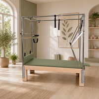 Table trapèze Cadillac en bois d'érable vert sauge, avec pieds modulaires fendus et plateau plat antidérapant, pour salles de bien-être naturel