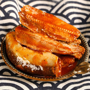 <span class=keywords><strong>Sardinas</strong></span> Enlatadas de Alta Calidad en Aceite Vegetal y Salsa de Tomate 125g 155g 425g, Pescado Fresco Enlatado, Macarela Enlatada para Venta al por Mayor - Product Image 2