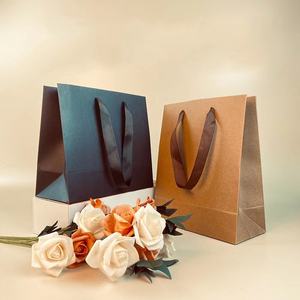 ถุงกระดาษคราฟท์ราคาประหยัด พิมพ์โลโก้สีตามสั่ง ปั๊มร้อน พร้อมหูหิ้วแบบเชือกริบบิ้น สำหรับใส่สินค้าช้อปปิ้ง - Product Image 4