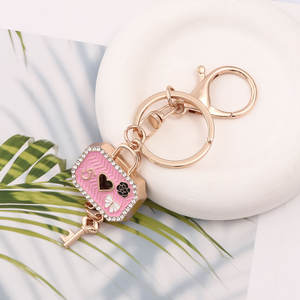 2025 nuevo diseño estilo coreano en forma de cerradura llavero en forma de corazón llavero de aceite de goteo con tachuelas de diamantes bolso de coche de mujer encanto - Product Image 3