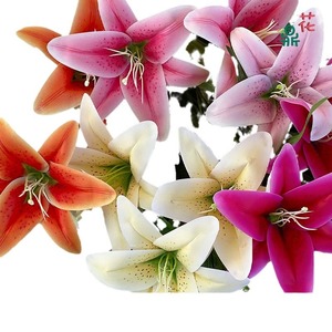 Fleur de soie Lily à trois têtes, tige courte, réaliste, décoration de mariage à domicile, style moderne - Product Image 3