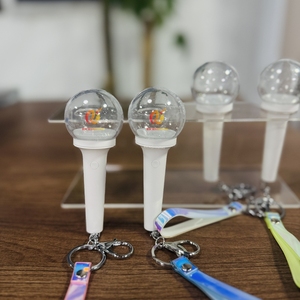 Richshining Glow Key chain Light-LED-Anhänger mit benutzer definiertem Logo und 8 Farbmodi, Valentinstag/Partys/Nachts icherheit - Product Image 3