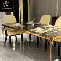 Table à manger de luxe avec plateau en marbre naturel, pieds en métal sculpté or rose, grande table à manger pour salle à manger de villa