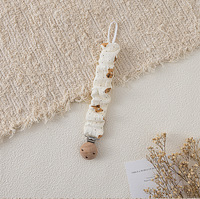 Attache-sucette artisanale en coton mousseline style bohème, motif floral vintage, avec chaîne en bois de hêtre à volants pour bébé