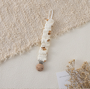 Attache-sucette artisanale en coton mousseline style bohème, motif floral vintage, avec chaîne en bois de hêtre à volants pour bébé - Product Image 6