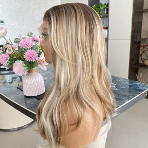 Perruques synthétiques Lace Front 13x4 Futura, couleur blonde avec mèches brunes, super ondulées, dentelle transparente, frange centrale, sans colle - Product Image 5