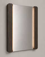 Miroir de salle de bain rectangulaire sur mesure en gros avec panneaux latéraux en bois foncé et lumière chaude pour projets hôteliers et commerciaux