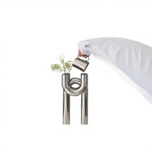Porte-bougie moderne en métal à double tube, support de bougie conique de luxe contemporain, centre de table décoratif - Product Image 5