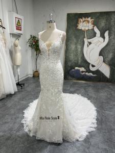 Abito da Sposa Moderno Stile Sirena in Pizzo con Strascico e Lunghezza a Terra - Product Image 3