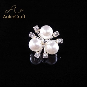 Venta al por mayor <span class=keywords><strong>de</strong></span> pequeños accesorios <span class=keywords><strong>de</strong></span> joyería DIY, accesorios <span class=keywords><strong>de</strong></span> aleación para manualidades, accesorios para el cabello, accesorios para prendas <span class=keywords><strong>de</strong></span> vestir, <span class=keywords><strong>con</strong></span> forma <span class=keywords><strong>de</strong></span> flor, base dorada y plateada, perlas y pedrería. - Product Image 3