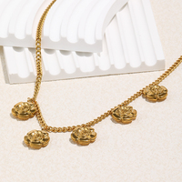 Accessoires très vendus, plaqués en acier inoxydable avec des chaînes latérales en or 18 carats, pendentifs floraux, colliers et accessoires pour femmes